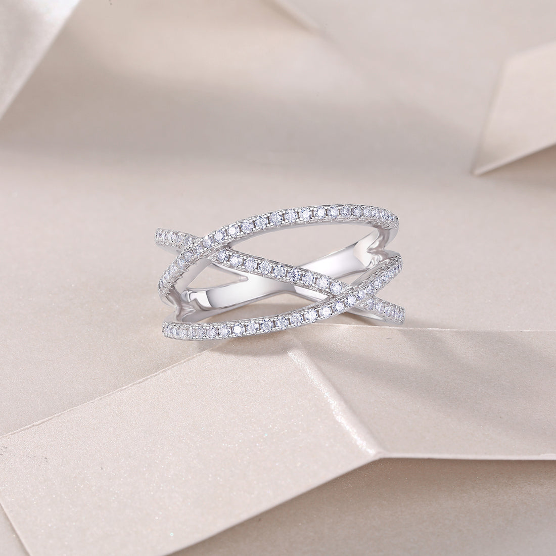 S925 Silver 4.2g Platinum Plated Moissanite Ring, 80pcs 1.0mm D VVS1 Criss Cross Band