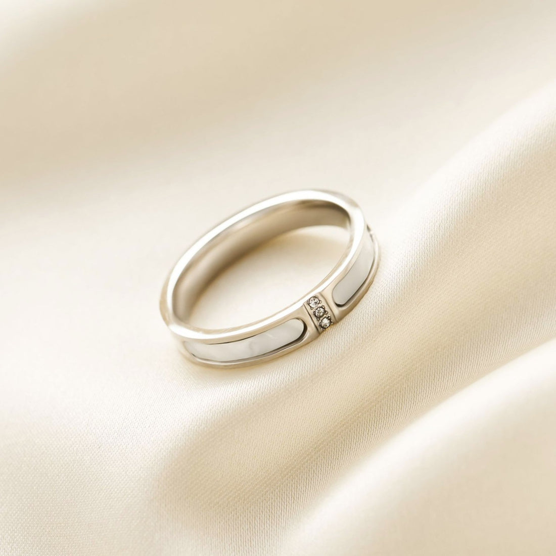 Fashionable Light Luxury Three-Diamond White Shell Titanium Steel Ring For Women,...