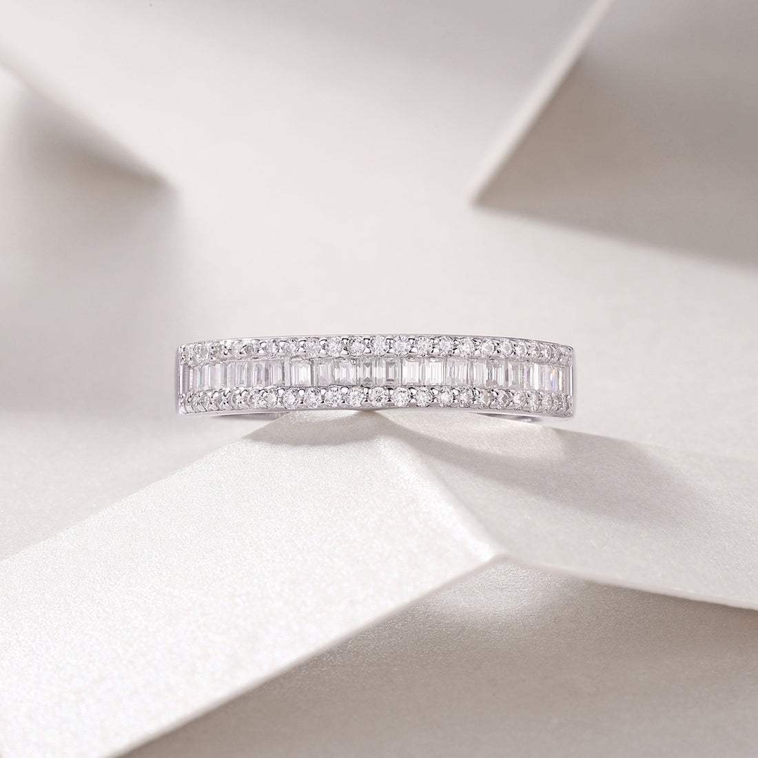 S925 Silver 2.8g Platinum Plated Moissanite Ring, 4.5mm Baguette & Round Pave Band
