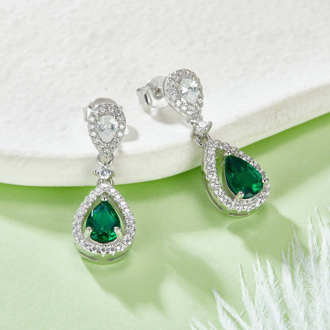S925 Silver 3.5g Platinum Plated 1.6ct Lab-Created Emerald Drop Earrings, 7x5mm Pear