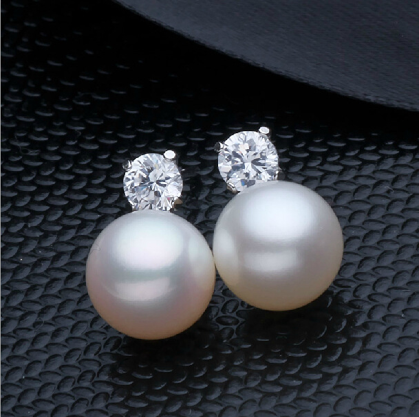 Round pearl stud earrings - view 4