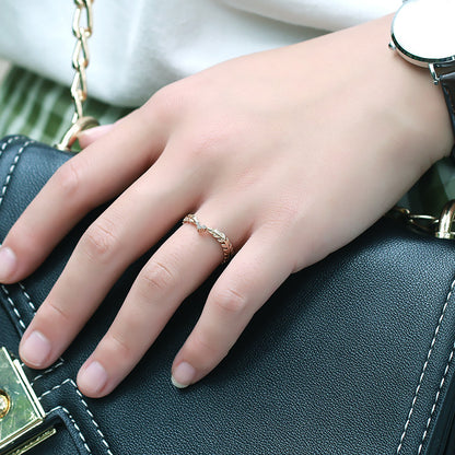 Feathered V-Band Ring in Gold-Tone Silver — product photograph 3